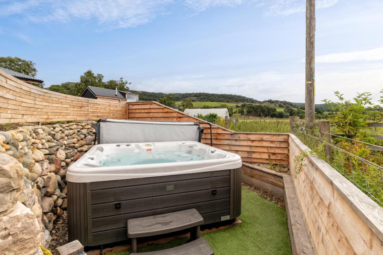 Enchanting Tiny House With Wood Burner And Hot Tub In Cairngorms Ballater Zewnętrze zdjęcie